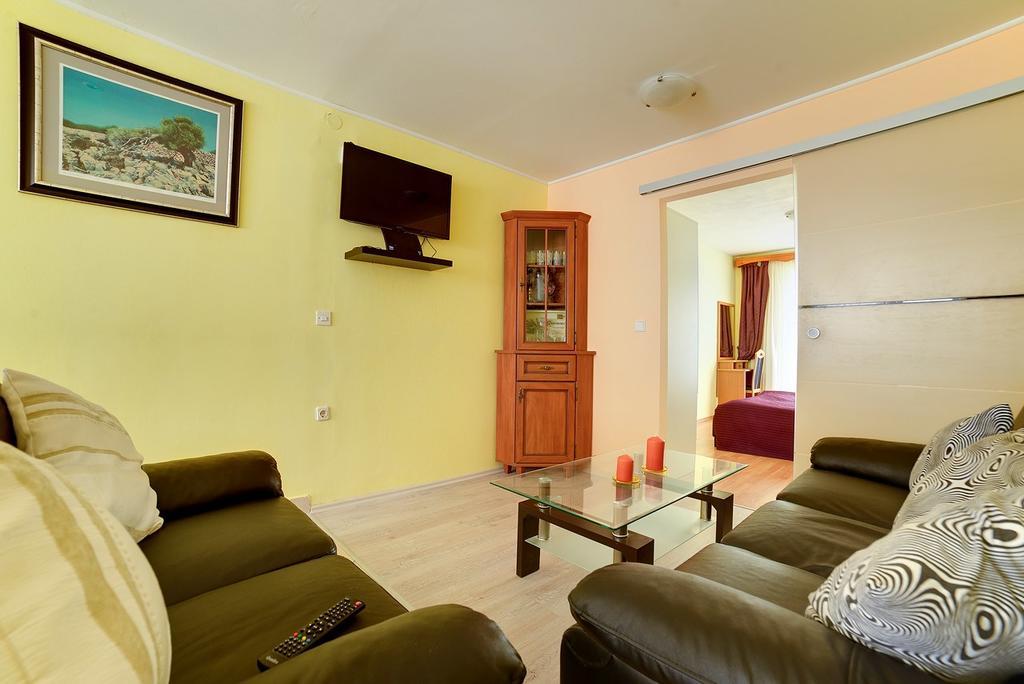 Apartments Tereza 1352 Pula Exterior photo